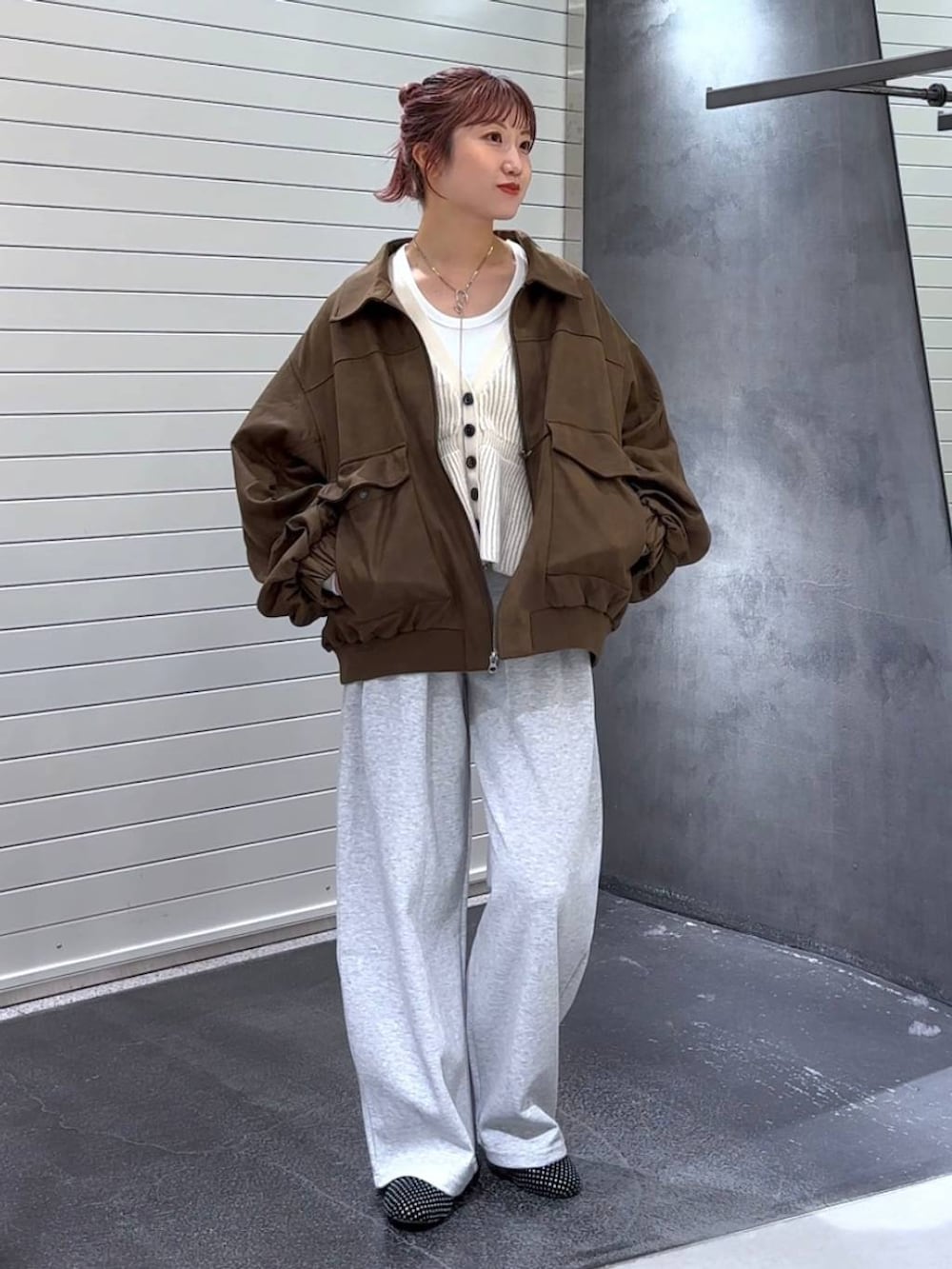 ホワイト系のTシャツ/カットソー、グレー系のスウェットパンツ、ブラック系のパンプスを着用したレディースの秋コーディネートの2枚目の写真