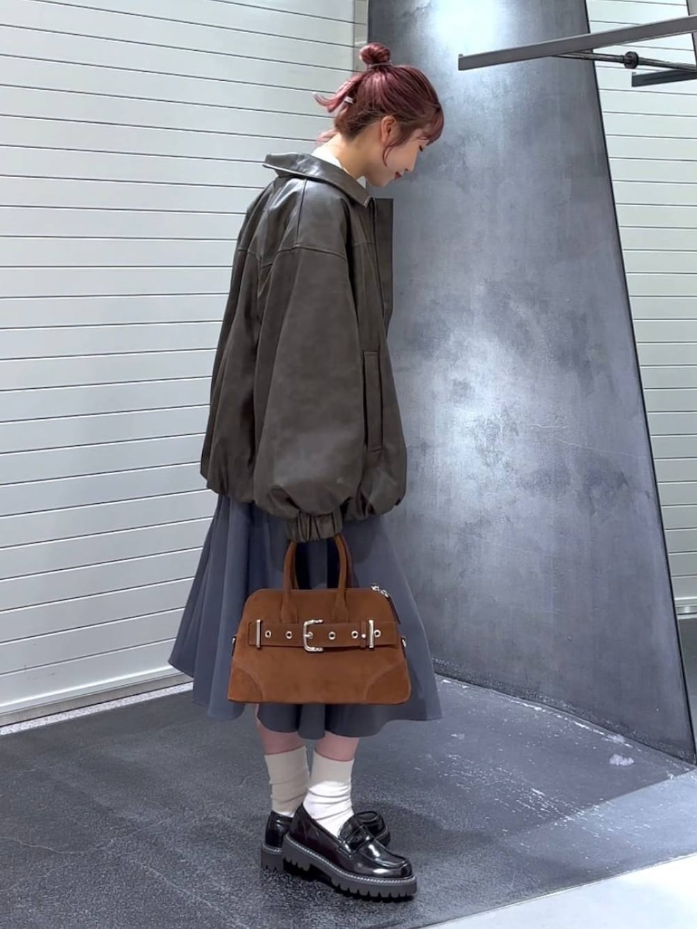 ブラウン系のブルゾン、ブラウン系のローファー、ブラウン系のボストンバッグを着用したレディースの秋コーディネートの4枚目の写真