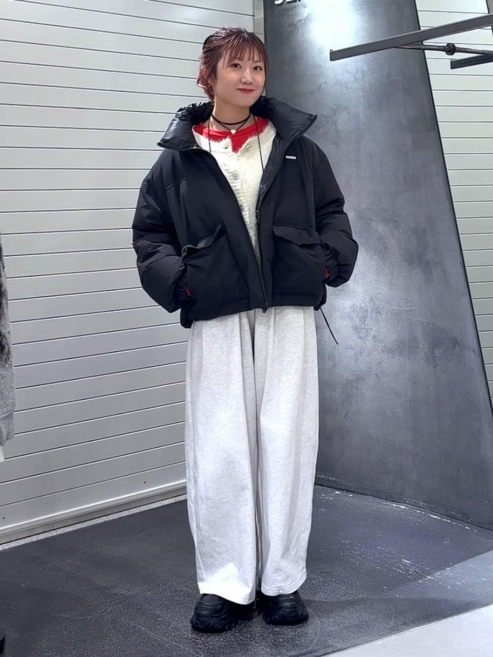 ブラック系のブルゾン、ブラック系のローファー、ベージュ系のスウェットパンツを着用したレディースの冬コーディネートの2枚目の写真