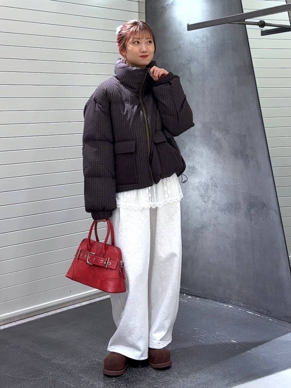 ブラウン系のブルゾン、ホワイト系のその他トップス、ブラウン系のその他シューズを着用したレディースの秋コーディネートの2枚目の写真