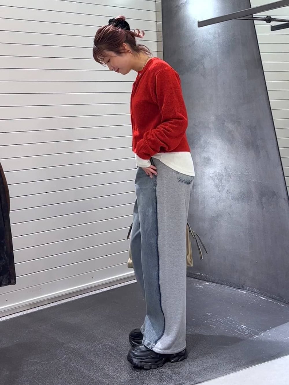 ホワイト系のTシャツ/カットソー、ベージュ系のボストンバッグ、ブラック系のローファーを着用したレディースの冬コーディネートの6枚目の写真