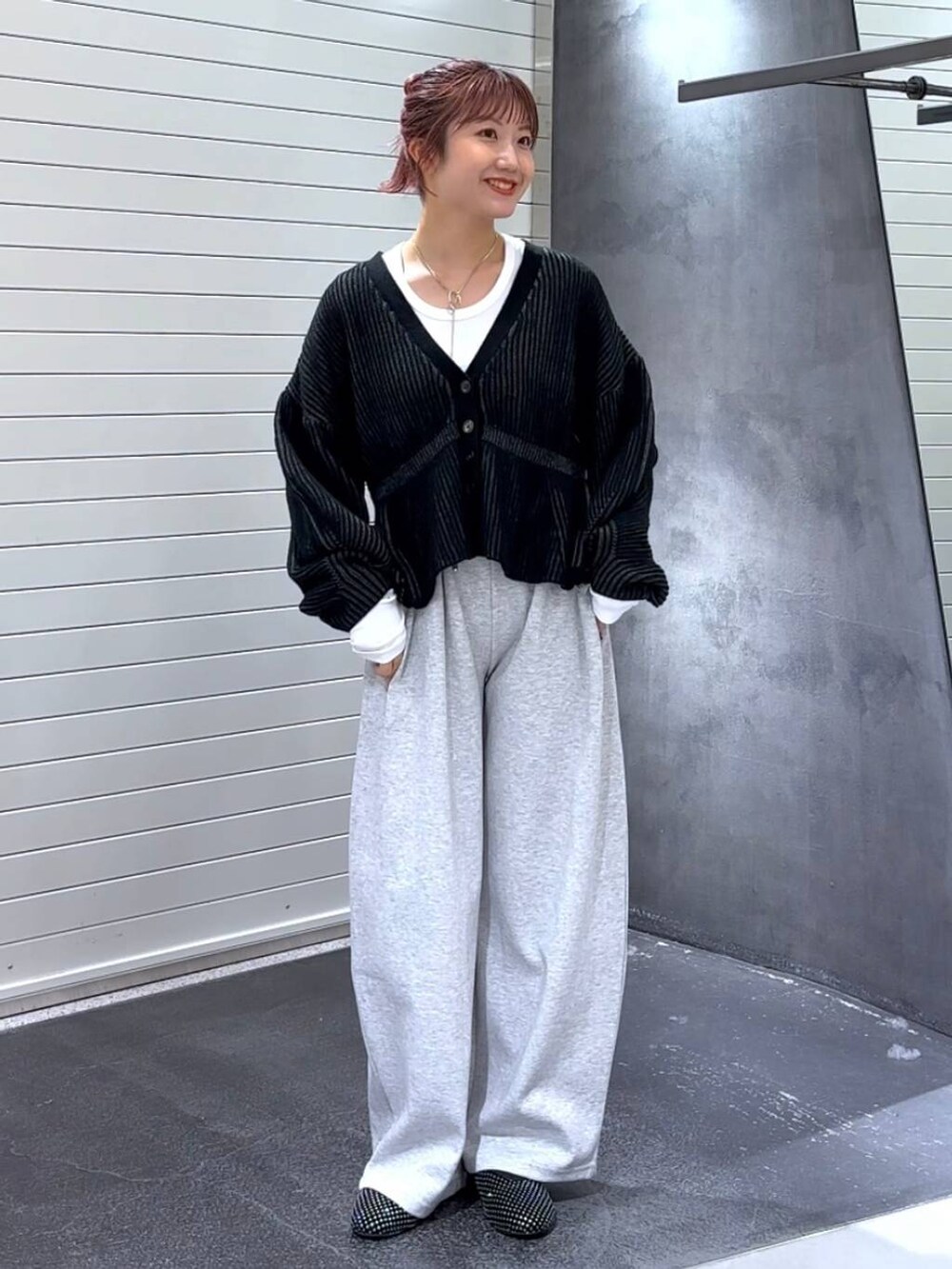 ホワイト系のTシャツ/カットソー、グレー系のスウェットパンツ、ブラック系のカーディガン/ボレロを着用したレディースの秋コーディネートの2枚目の写真