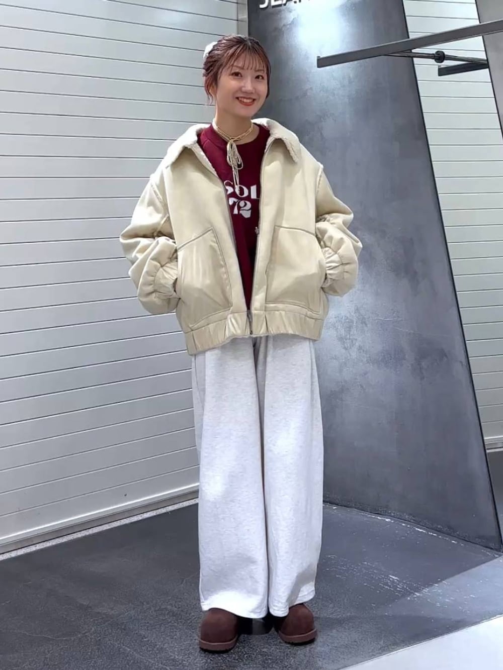 ブラウン系のその他シューズ、グレー系のスウェットパンツ、ホワイト系のブルゾンを着用したレディースの秋コーディネートの2枚目の写真