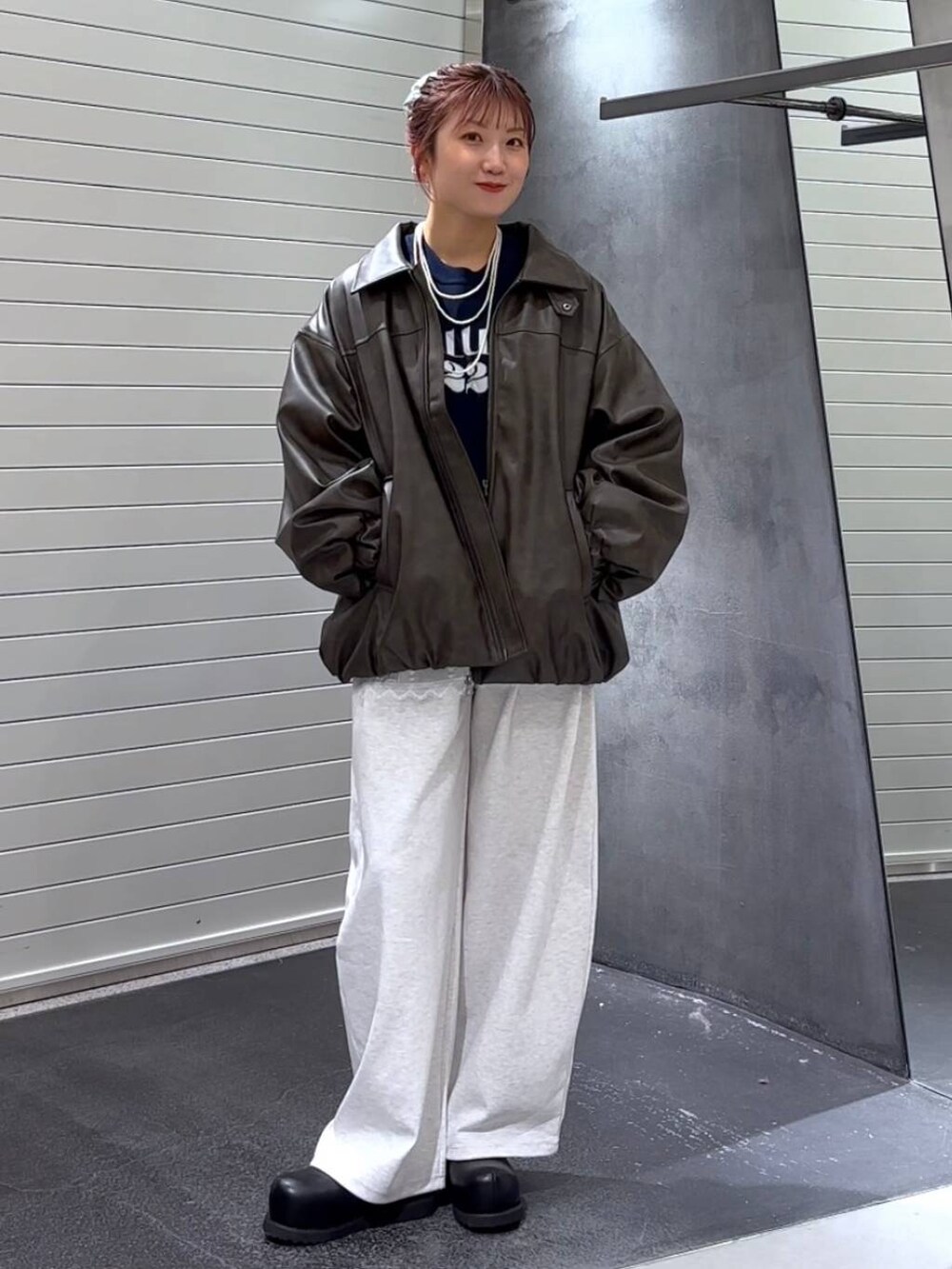 ホワイト系のその他トップス、ブラック系のその他シューズ、ブルー系のニット/セーターを着用したレディースの秋コーディネートの3枚目の写真