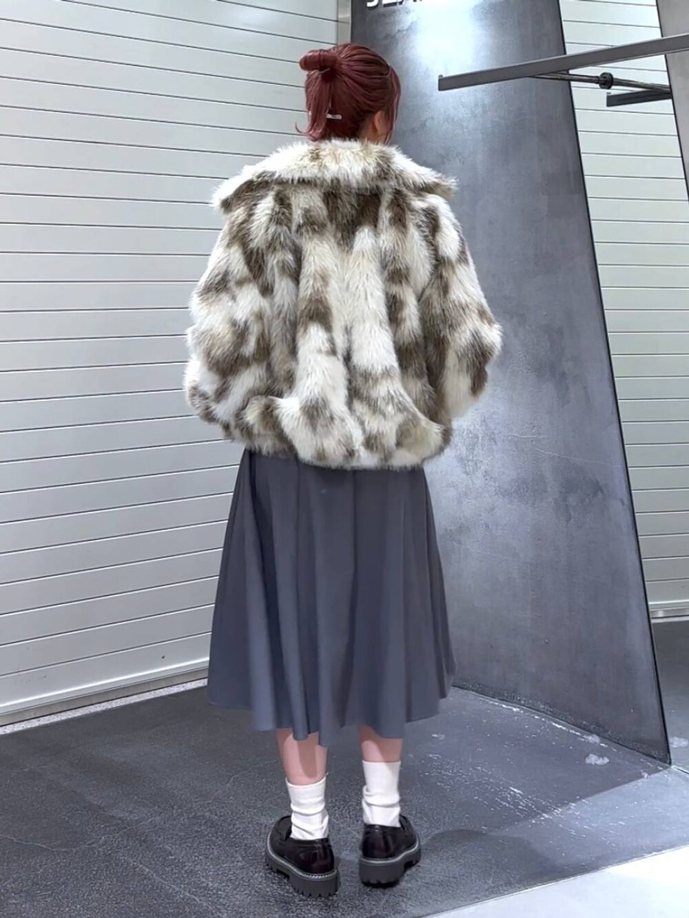 ホワイト系のブルゾン、ブラウン系のローファー、ホワイト系のニット/セーターを着用したレディースの秋コーディネートの5枚目の写真