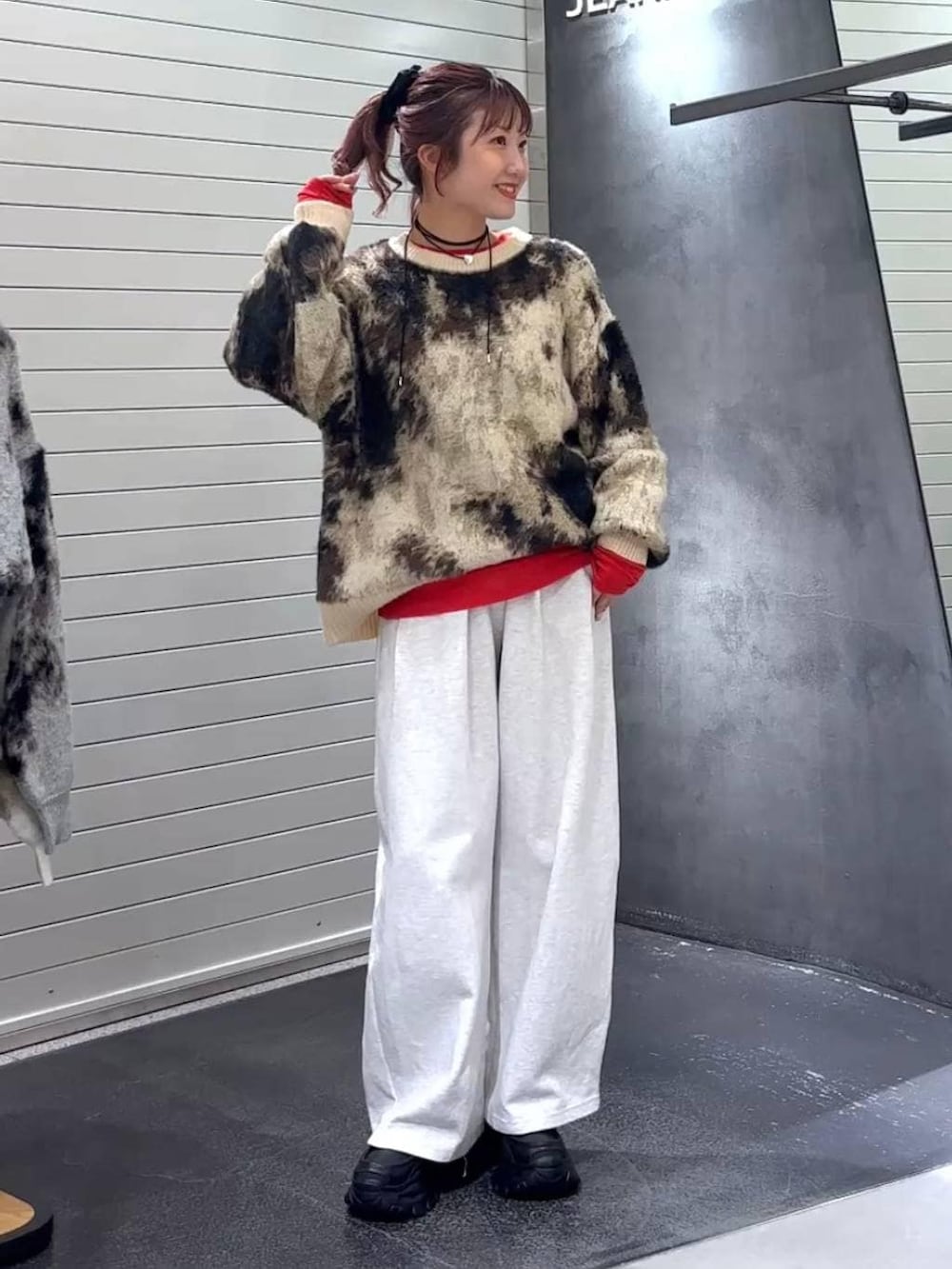 ブラウン系のニット/セーター、ブラック系のローファー、ベージュ系のスウェットパンツを着用したレディースの秋コーディネートの2枚目の写真