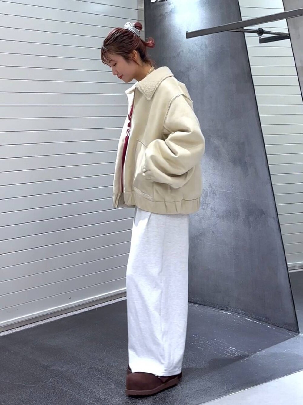 ブラウン系のその他シューズ、グレー系のスウェットパンツ、ホワイト系のブルゾンを着用したレディースの秋コーディネートの6枚目の写真