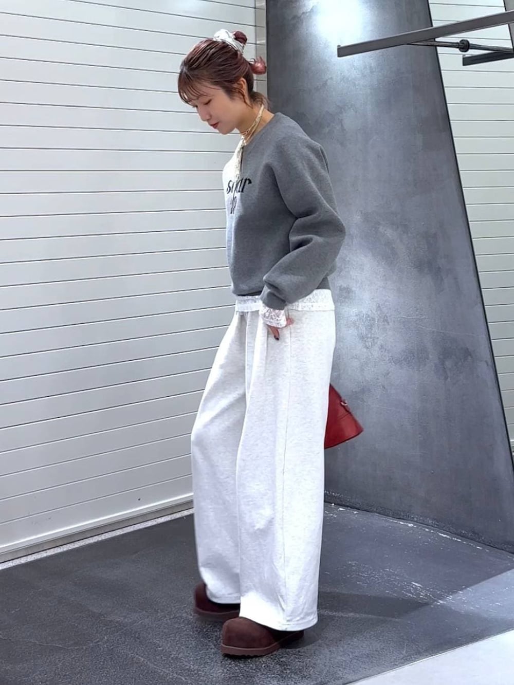 ブラウン系のその他シューズ、レッド系のボストンバッグ、グレー系のニット/セーターを着用したレディースの秋コーディネートの6枚目の写真