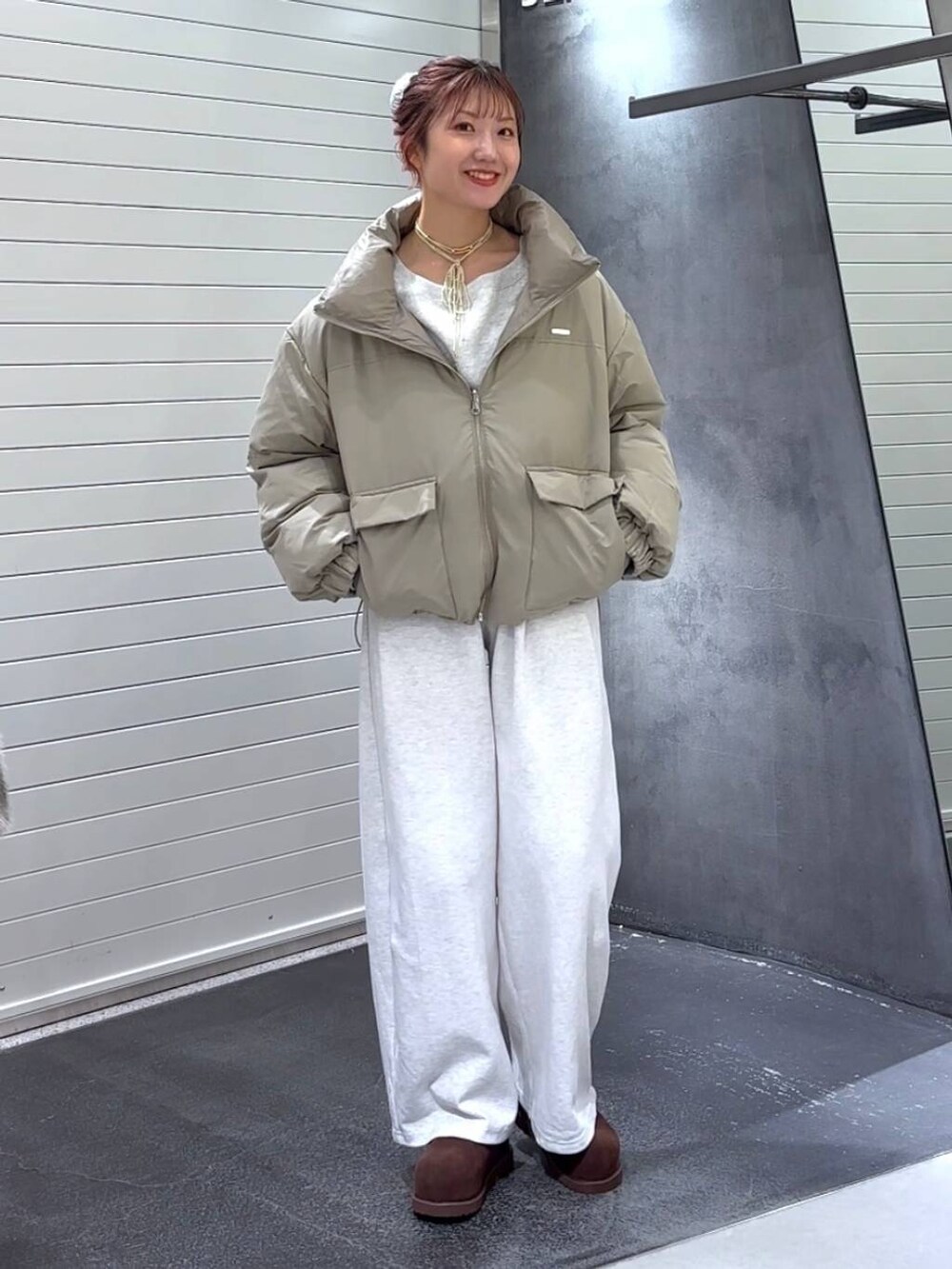 ベージュ系のブルゾン、ブラウン系のその他シューズ、グレー系のスウェットを着用したレディースの秋コーディネートの2枚目の写真