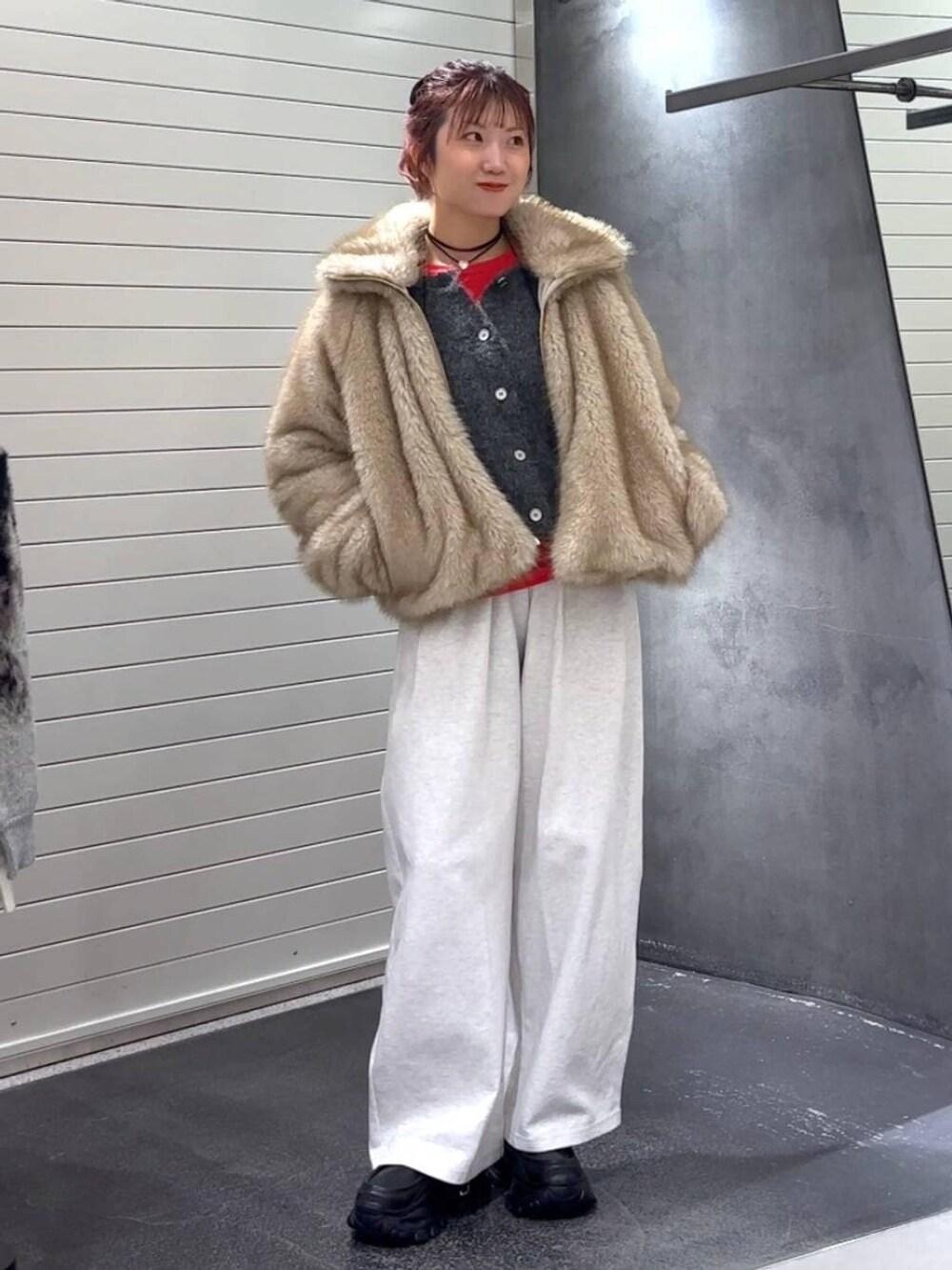 ベージュ系のブルゾン、ブラック系のローファー、ベージュ系のスウェットパンツを着用したレディースの秋コーディネートの2枚目の写真