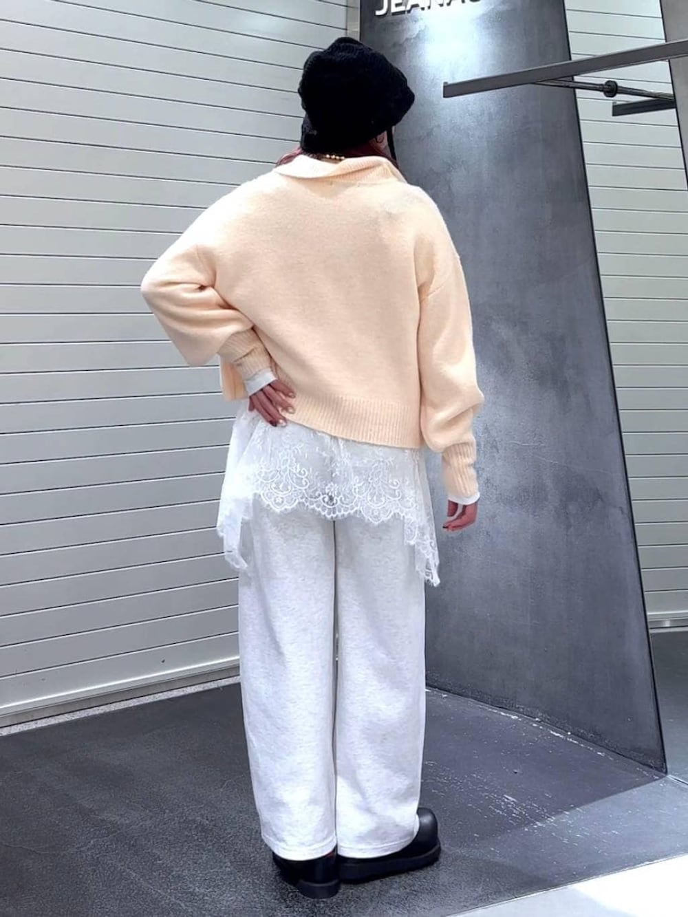 ブラック系のその他シューズ、ホワイト系のTシャツ/カットソー、ベージュ系のスウェットパンツを着用したレディースの冬コーディネートの5枚目の写真