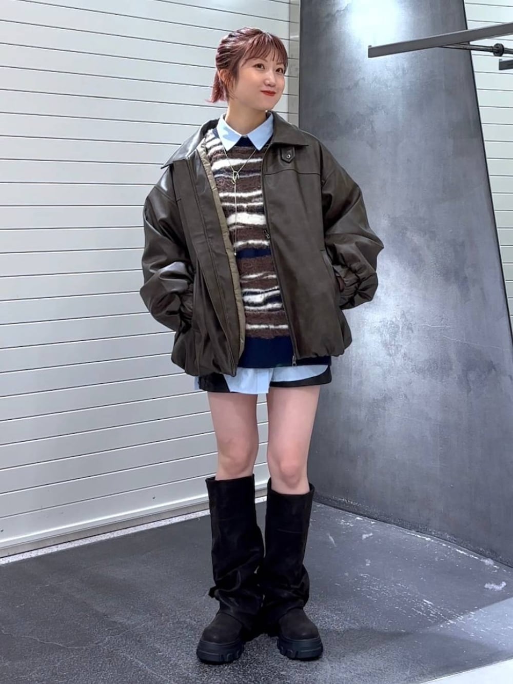 ブラック系のブーツ、ブルー系のシャツ/ブラウス、ブラック系のその他パンツを着用したレディースの秋コーディネートの2枚目の写真