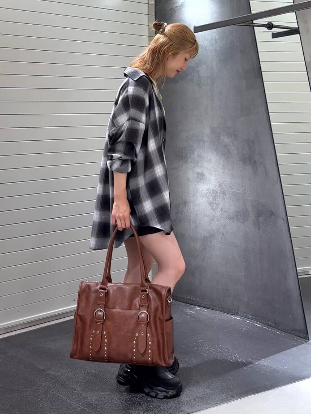 グレー系のシャツ/ブラウス、ブラック系のブーツ、ホワイト系のタンクトップを着用したレディースの秋コーディネートの4枚目の写真