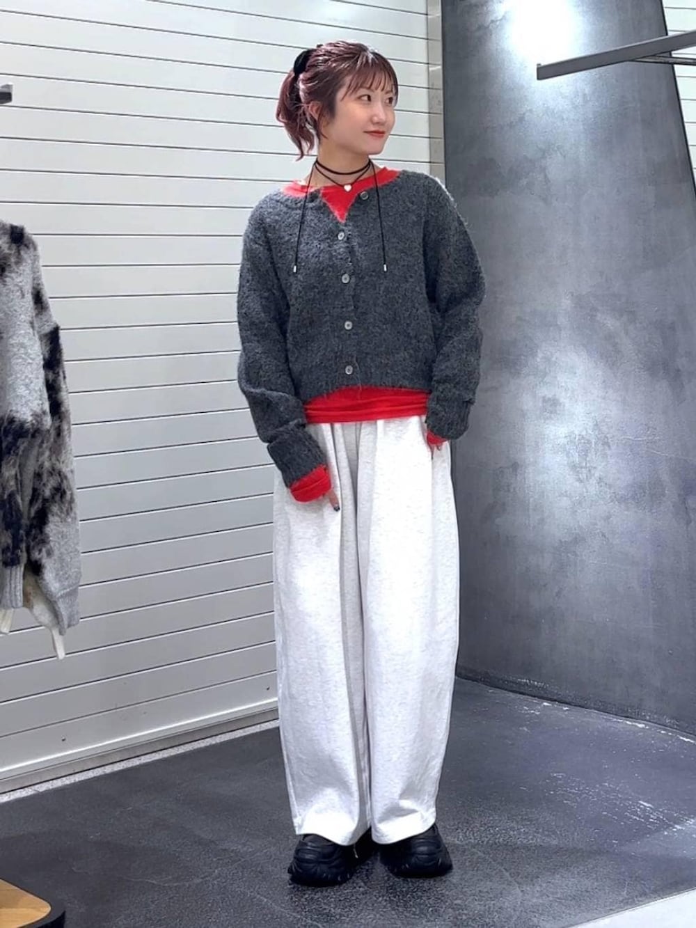 ブラック系のローファー、ベージュ系のスウェットパンツ、レッド系のTシャツ/カットソーを着用したレディースの冬コーディネートの2枚目の写真