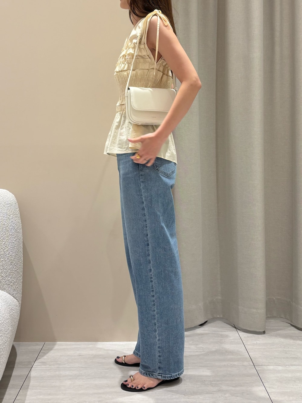 「デニム、ブラウス、ブラウス×デニム、夏、夏コーデ、デート、デートコーデ、デート服、モテ、モテコーデ、モテ服、30代コーデ、30代、ママコーデ、カジュアルコーデ」｜「EMMA　ROUGE VIFの【一部店舗限定】シアーシャーリングブラウス（シャツ/ブラウス、ホワイト系）」を使った、akaneさん（レディース・166cm）の夏コーディネートの4枚目の写真