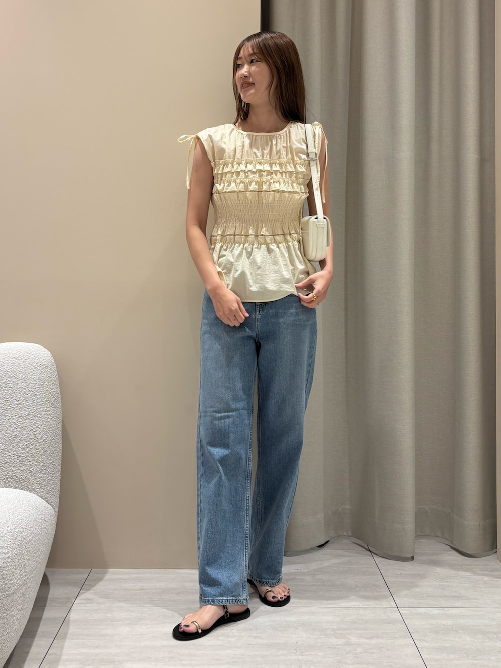 「デニム、ブラウス、ブラウス×デニム、夏、夏コーデ、デート、デートコーデ、デート服、モテ、モテコーデ、モテ服、30代コーデ、30代、ママコーデ、カジュアルコーデ」｜「EMMA　ROUGE VIFの【一部店舗限定】シアーシャーリングブラウス（シャツ/ブラウス、ホワイト系）」を使った、akaneさん（レディース・166cm）の夏コーディネートの3枚目の写真