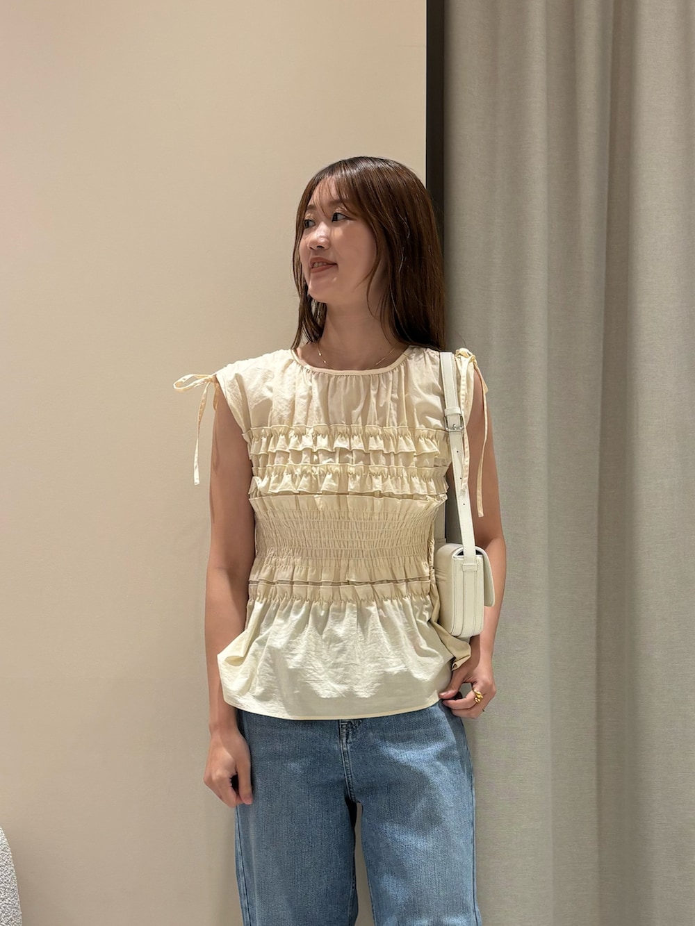 「デニム、ブラウス、ブラウス×デニム、夏、夏コーデ、デート、デートコーデ、デート服、モテ、モテコーデ、モテ服、30代コーデ、30代、ママコーデ、カジュアルコーデ」｜「EMMA　ROUGE VIFの【一部店舗限定】シアーシャーリングブラウス（シャツ/ブラウス、ホワイト系）」を使った、akaneさん（レディース・166cm）の夏コーディネートの2枚目の写真