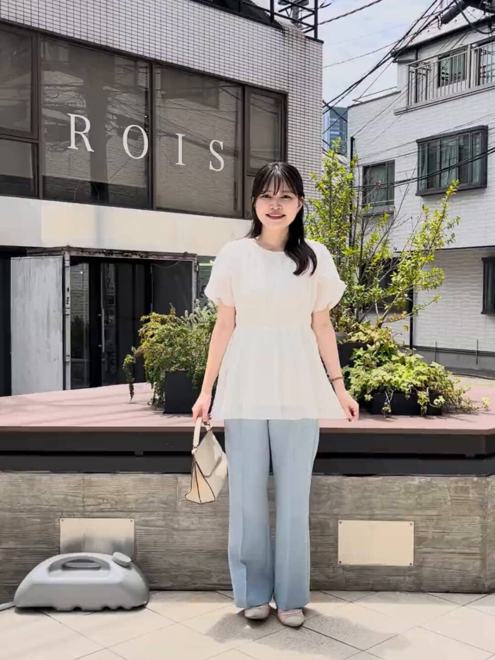 ホワイト系のシャツ/ブラウスを着用したレディースの夏コーディネートの7枚目の写真