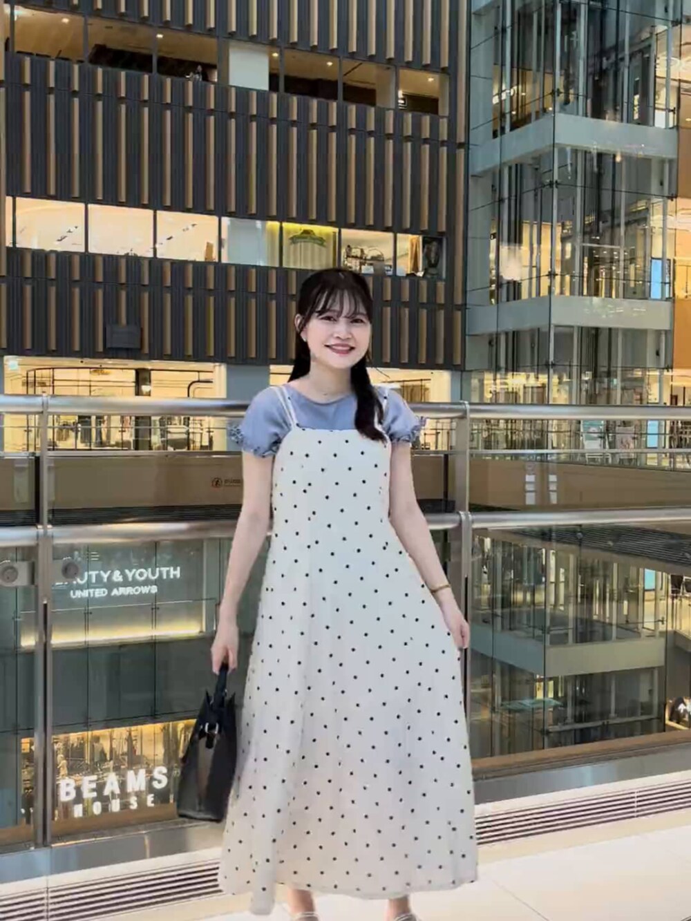 ブルー系のシャツ/ブラウス、その他のワンピースを着用したレディースの夏コーディネートの3枚目の写真