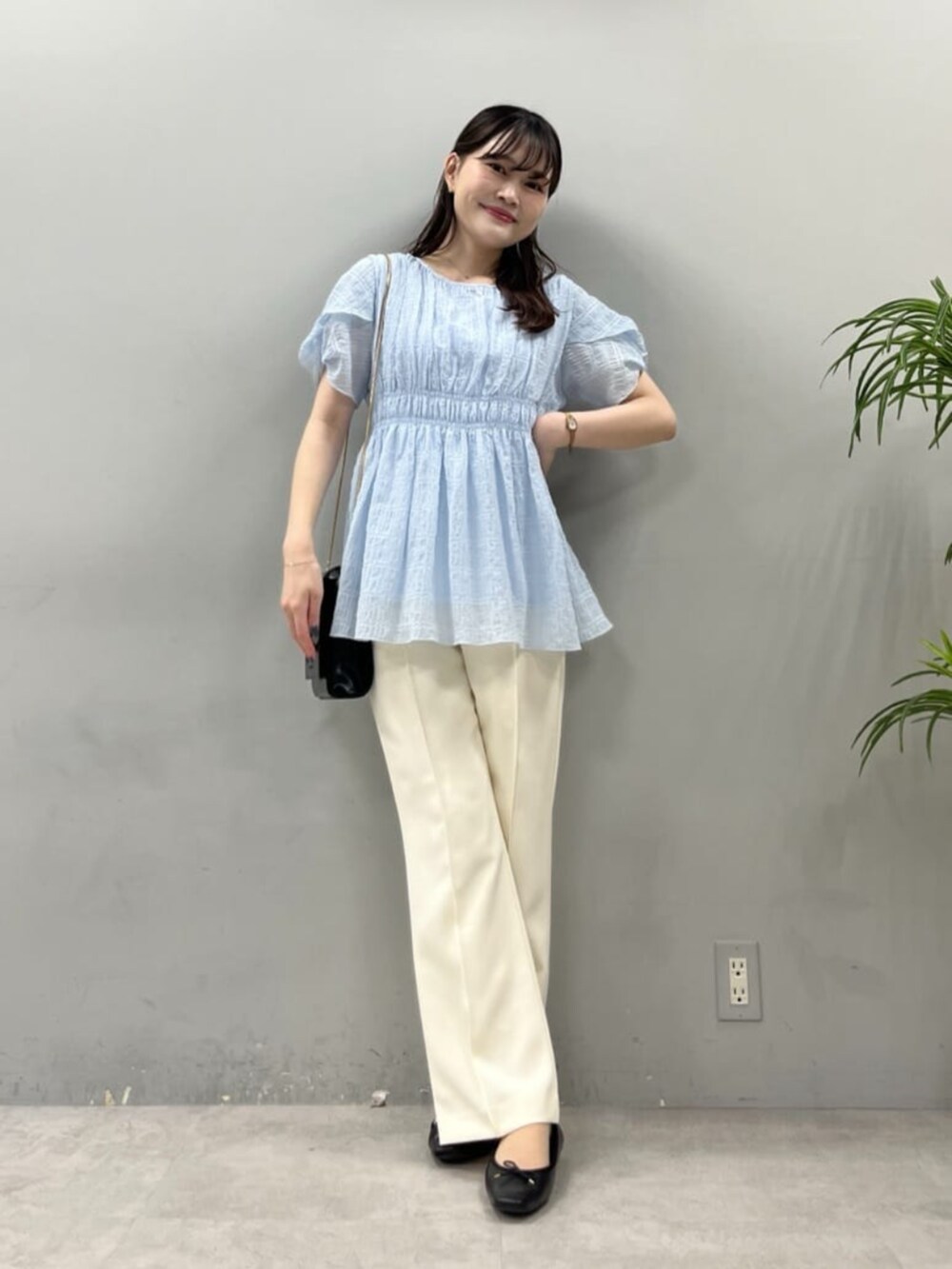 ホワイト系のその他パンツ、ブラック系のショルダーバッグ、ブルー系のシャツ/ブラウスを着用したレディースの夏コーディネートの3枚目の写真