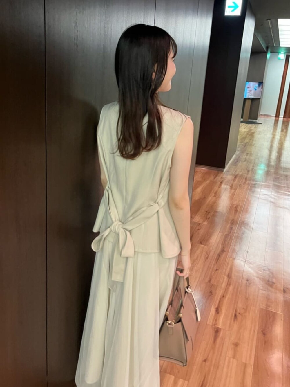 ホワイト系のワンピース、ブラウン系のショルダーバッグを着用したレディースの夏コーディネートの6枚目の写真