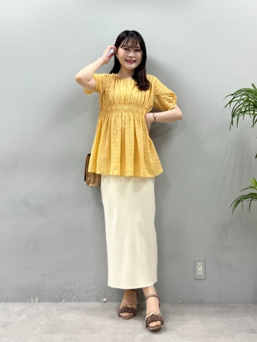 ブラウン系のその他シューズ、ベージュ系のショルダーバッグ、ホワイト系のスカートを着用したレディースの夏コーディネートの4枚目の写真