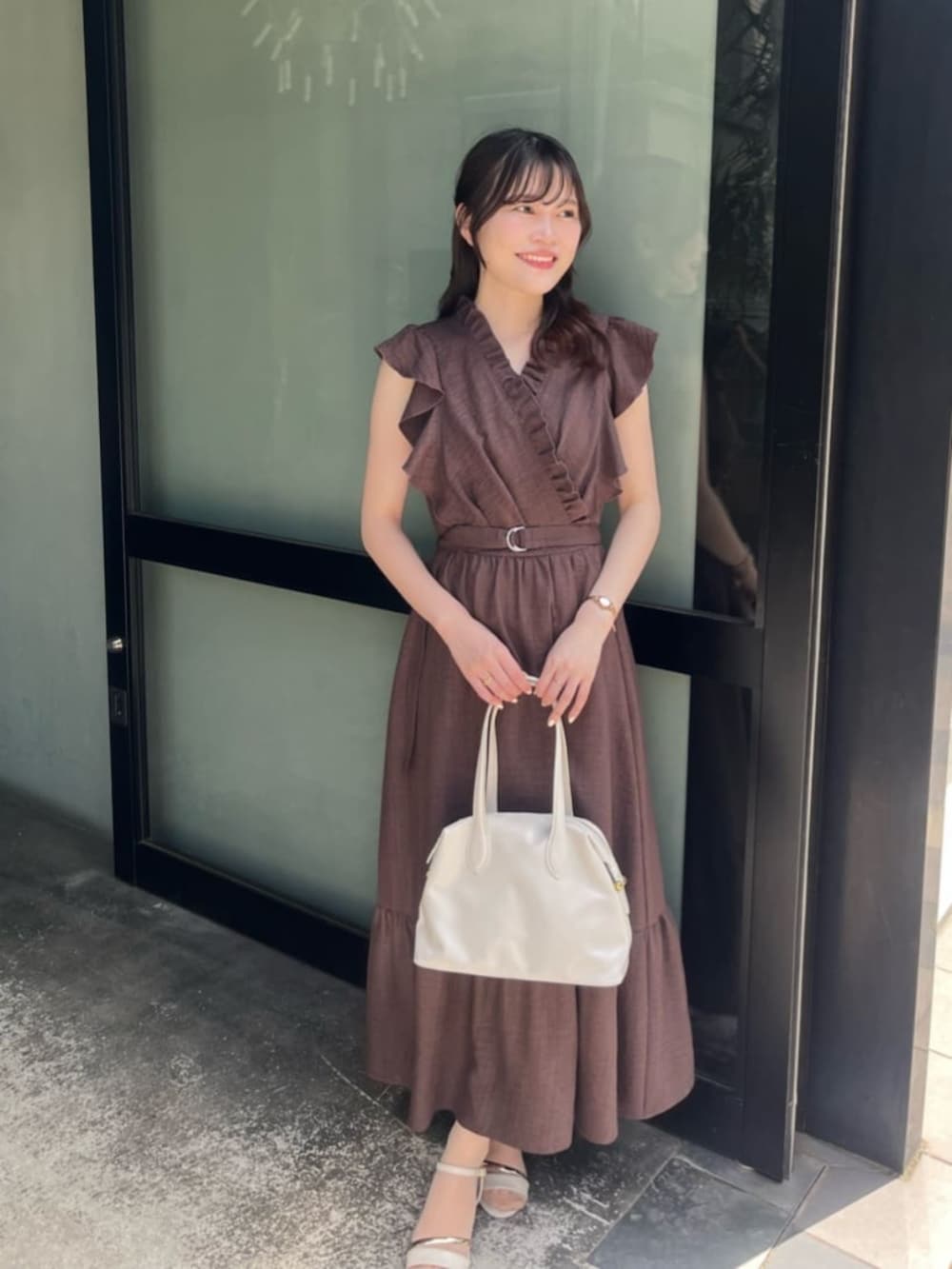 レッド系のワンピース、ブラウン系のワンピース、ベージュ系のワンピースを着用したレディースの夏コーディネートの5枚目の写真