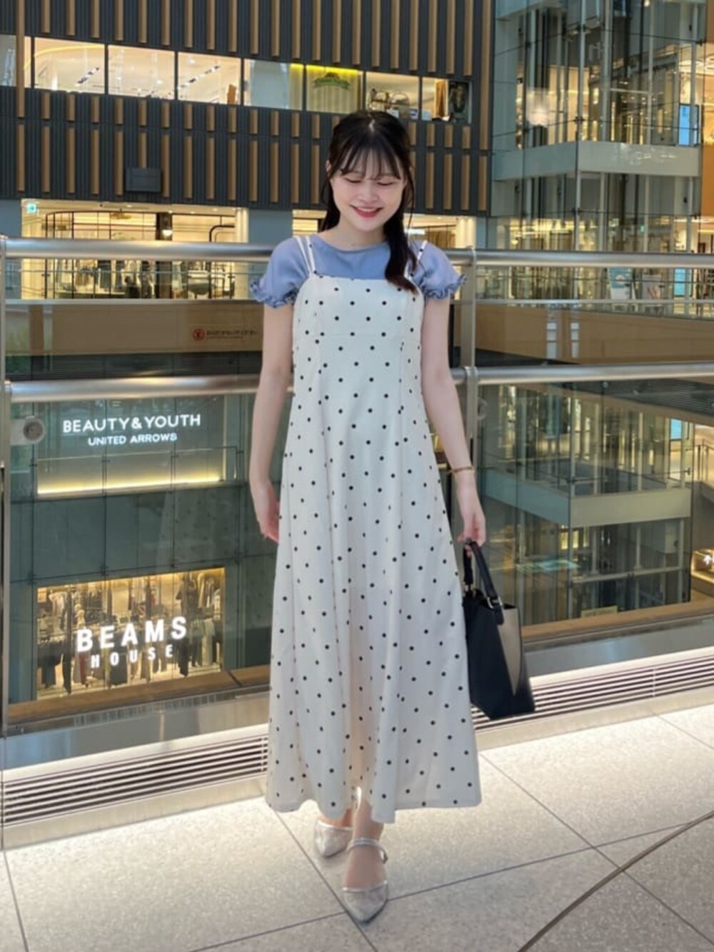 ブルー系のシャツ/ブラウス、その他のワンピースを着用したレディースの夏コーディネートの2枚目の写真