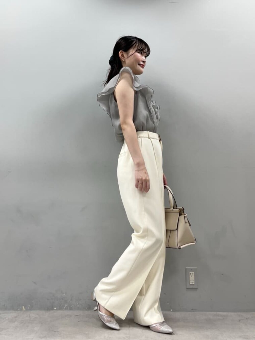 グレー系のシャツ/ブラウス、ホワイト系のショルダーバッグ、ホワイト系のその他パンツを着用したレディースの夏コーディネートの2枚目の写真