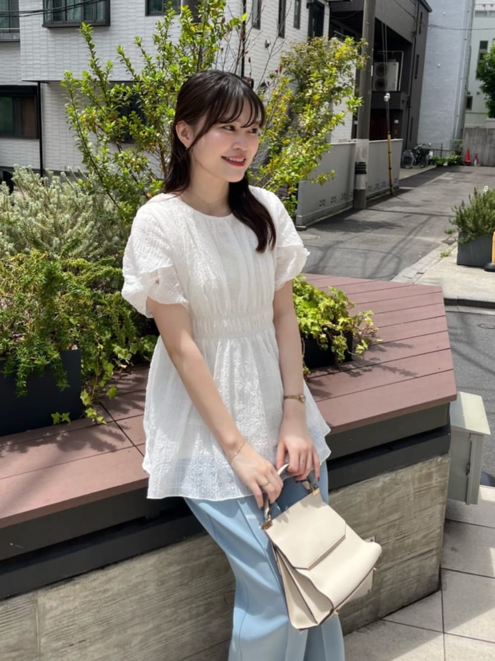 ホワイト系のシャツ/ブラウスを着用したレディースの夏コーディネートの2枚目の写真