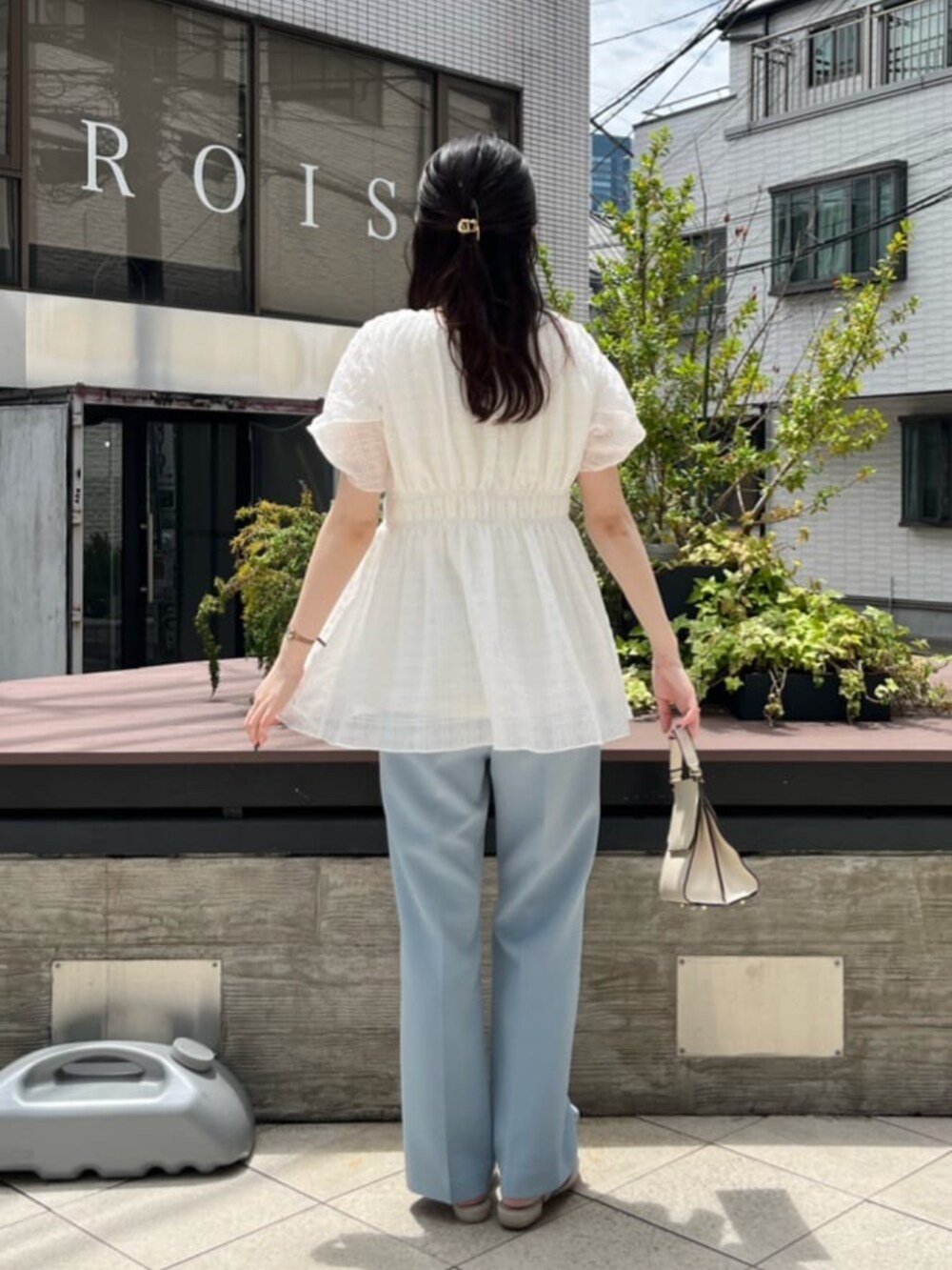 ホワイト系のシャツ/ブラウスを着用したレディースの夏コーディネートの8枚目の写真