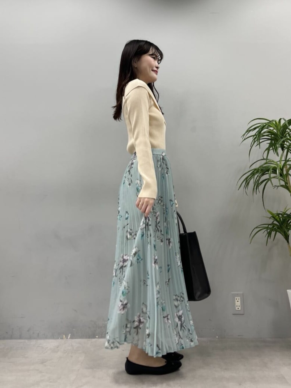 ブラック系のショルダーバッグ、ホワイト系のニット/セーターを着用したレディースの夏コーディネートの5枚目の写真