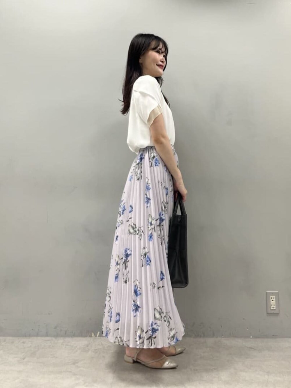 ブラック系のショルダーバッグ、ホワイト系のシャツ/ブラウスを着用したレディースの夏コーディネートの5枚目の写真