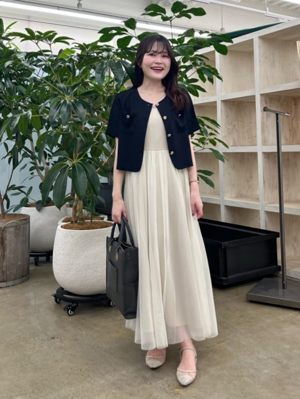 ホワイト系のワンピース、ブルー系のTシャツ/カットソー、ブラック系のショルダーバッグを着用したレディースの夏コーディネートの7枚目の写真