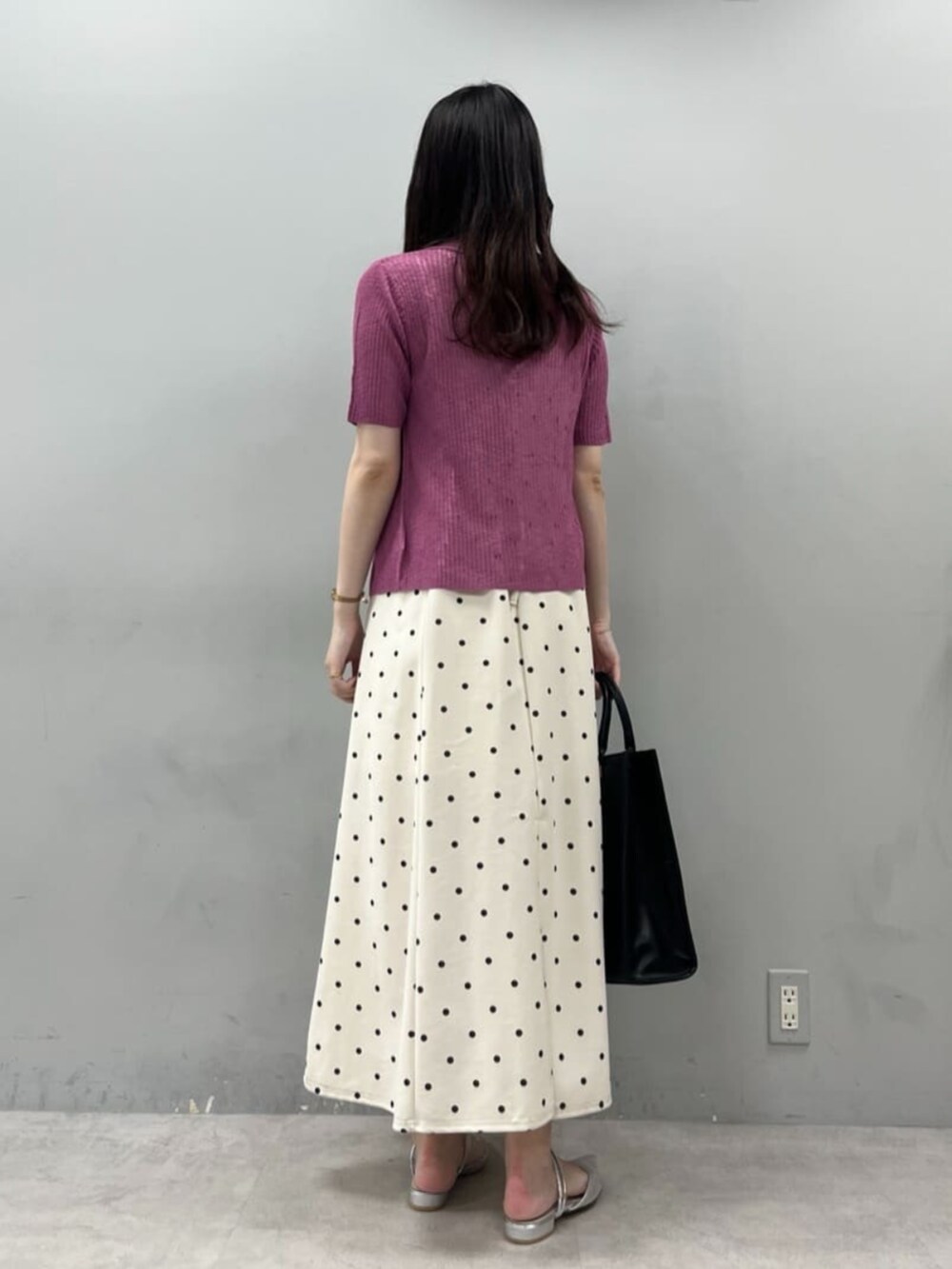その他のワンピース、ブラック系のショルダーバッグ、ピンク系のカーディガン/ボレロを着用したレディースの夏コーディネートの6枚目の写真