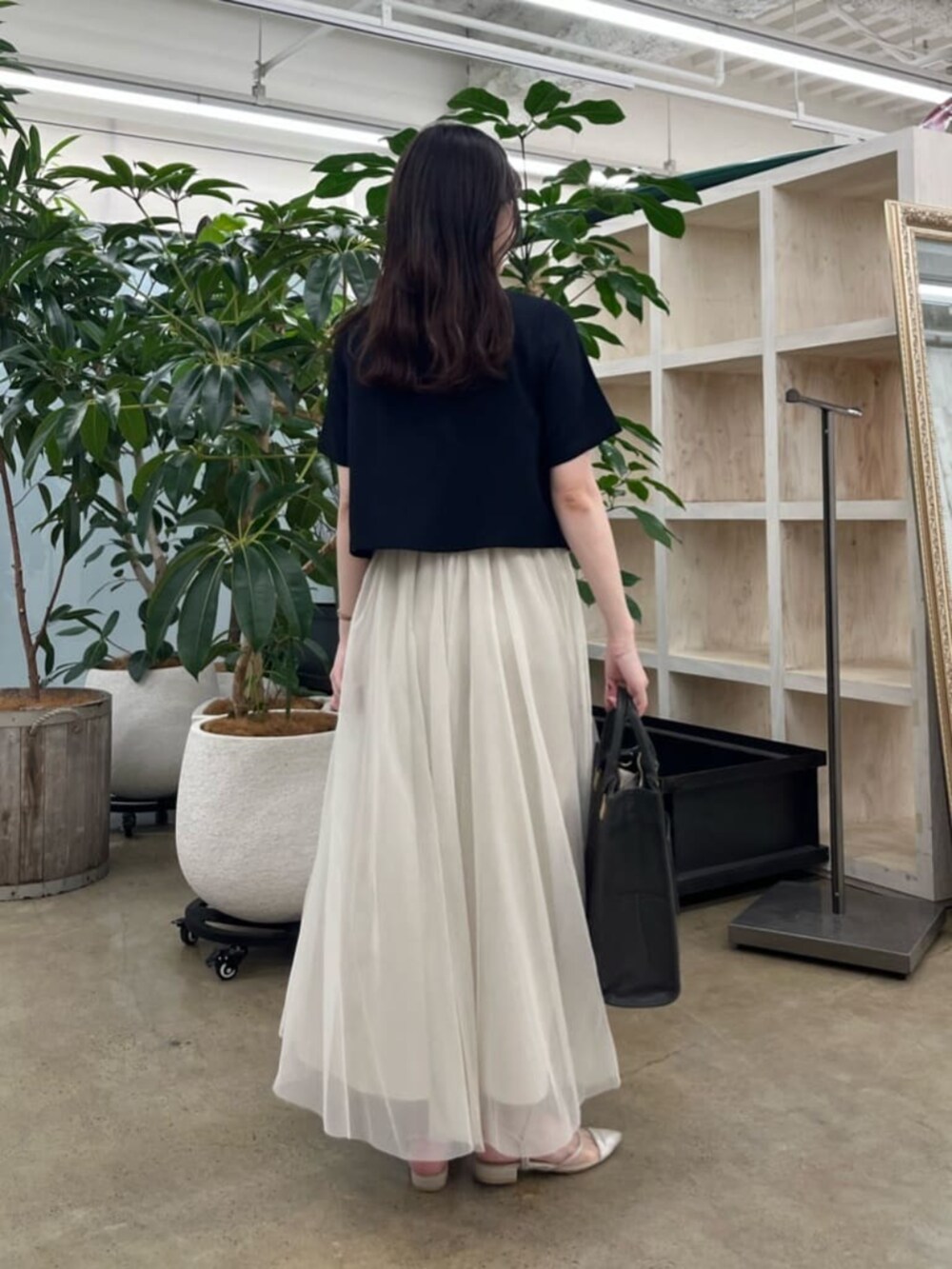 ホワイト系のワンピース、ブルー系のTシャツ/カットソー、ブラック系のショルダーバッグを着用したレディースの夏コーディネートの6枚目の写真