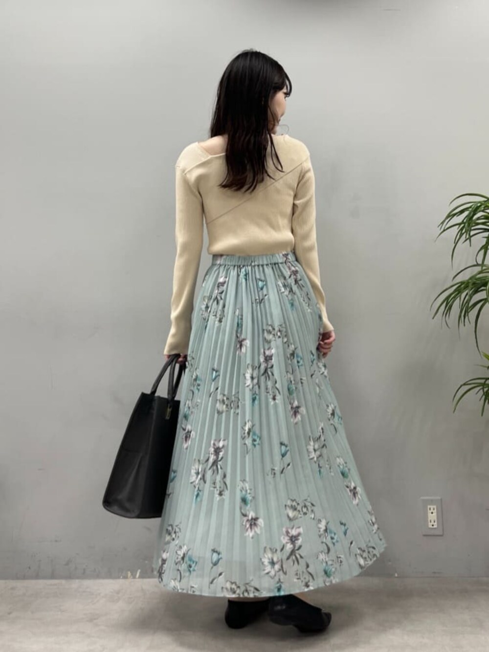 ブラック系のショルダーバッグ、ホワイト系のニット/セーターを着用したレディースの夏コーディネートの4枚目の写真