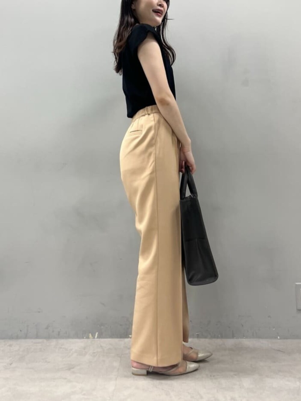 ブラック系のショルダーバッグを着用したレディースの夏コーディネートの3枚目の写真