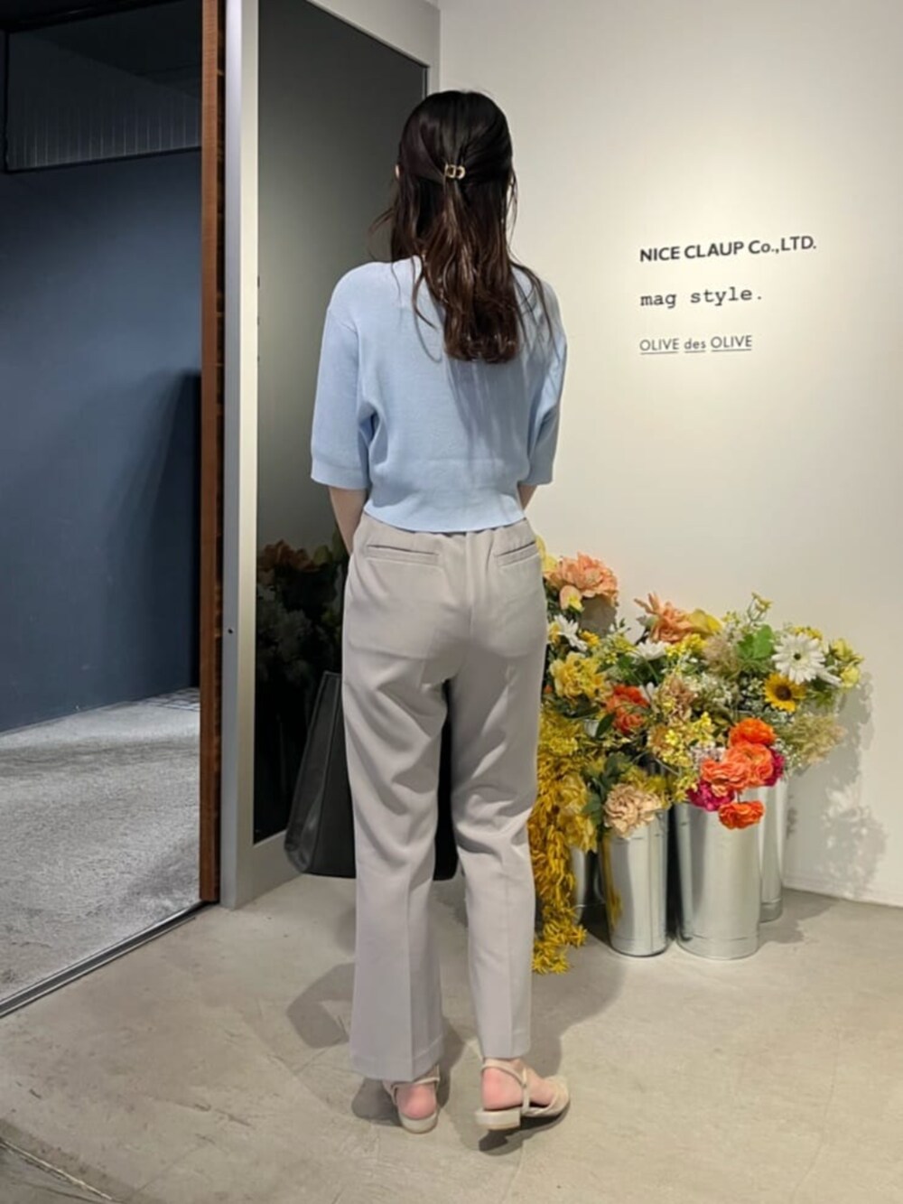 ブラック系のショルダーバッグ、グレー系のその他パンツを着用したレディースの夏コーディネートの5枚目の写真