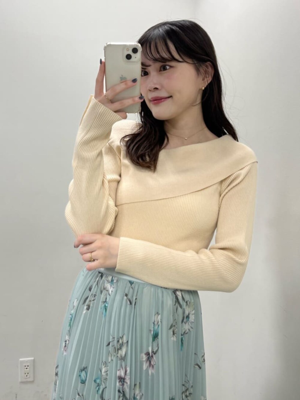 ブラック系のショルダーバッグ、ホワイト系のニット/セーターを着用したレディースの夏コーディネートの3枚目の写真