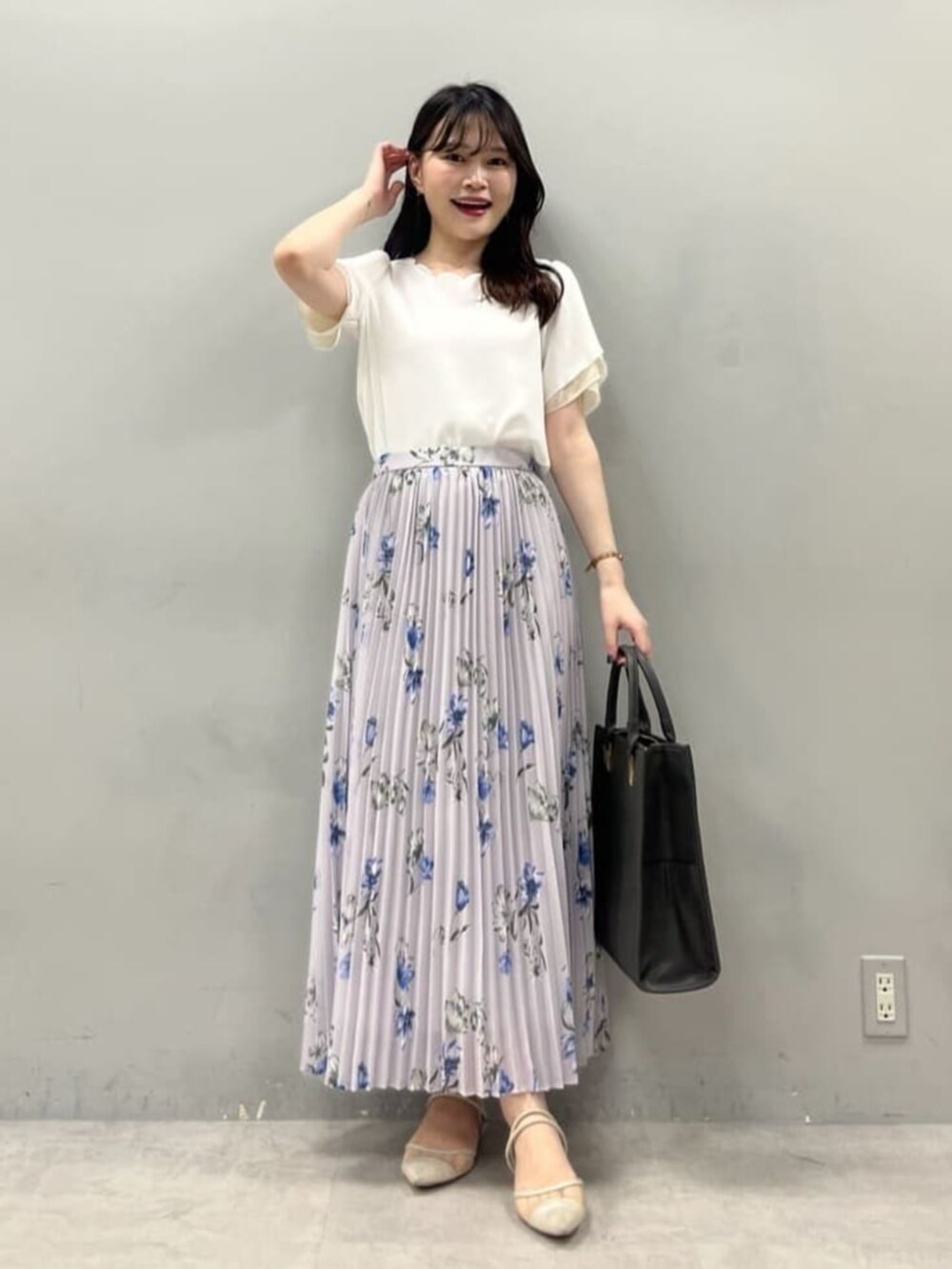 ブラック系のショルダーバッグ、ホワイト系のシャツ/ブラウスを着用したレディースの夏コーディネートの2枚目の写真