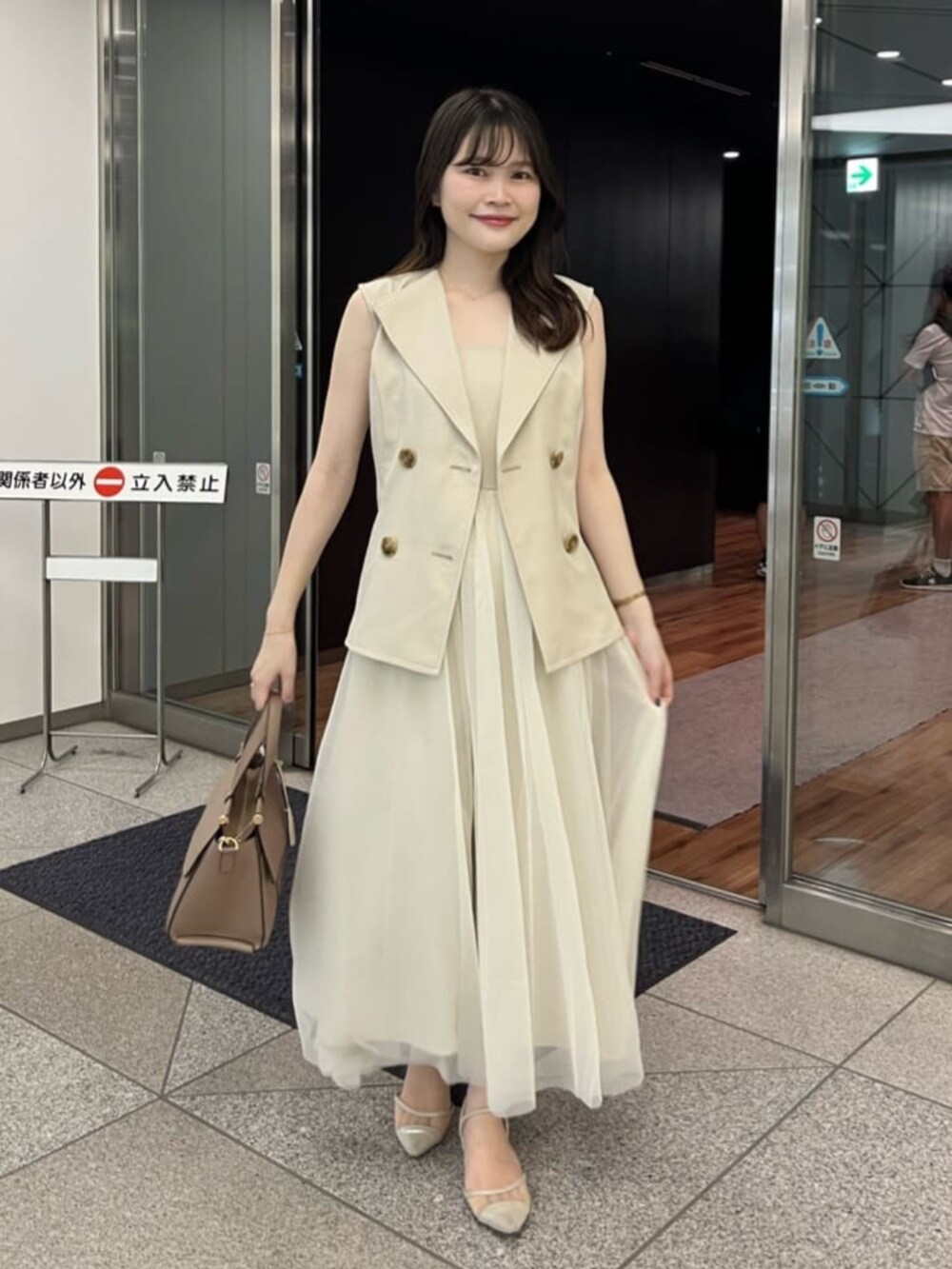 ホワイト系のワンピース、ブルー系のTシャツ/カットソー、ブラック系のショルダーバッグを着用したレディースの夏コーディネートの5枚目の写真