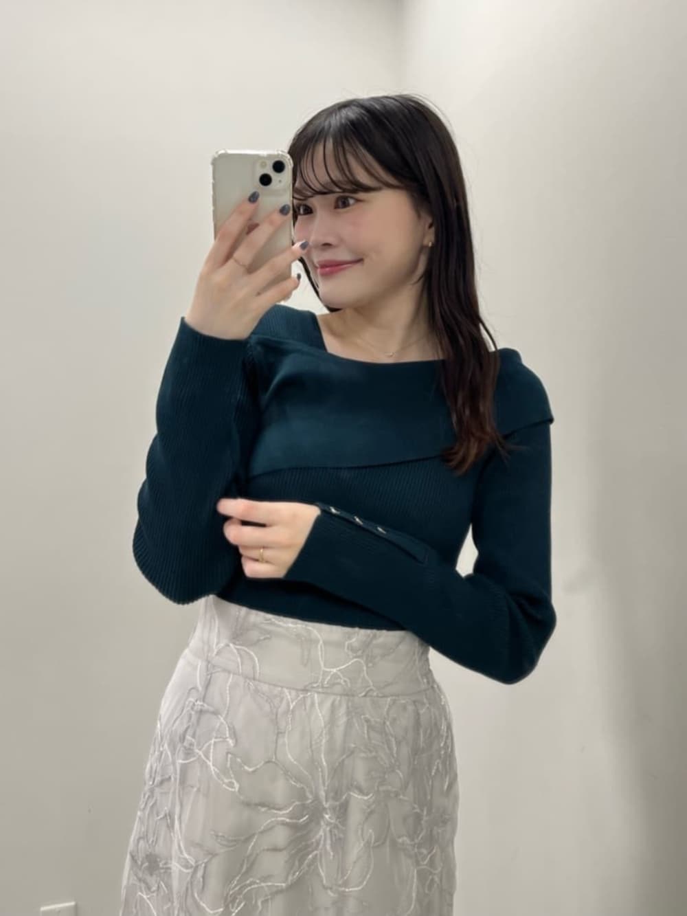 ブラック系のショルダーバッグ、グリーン系のニット/セーターを着用したレディースの夏コーディネートの3枚目の写真