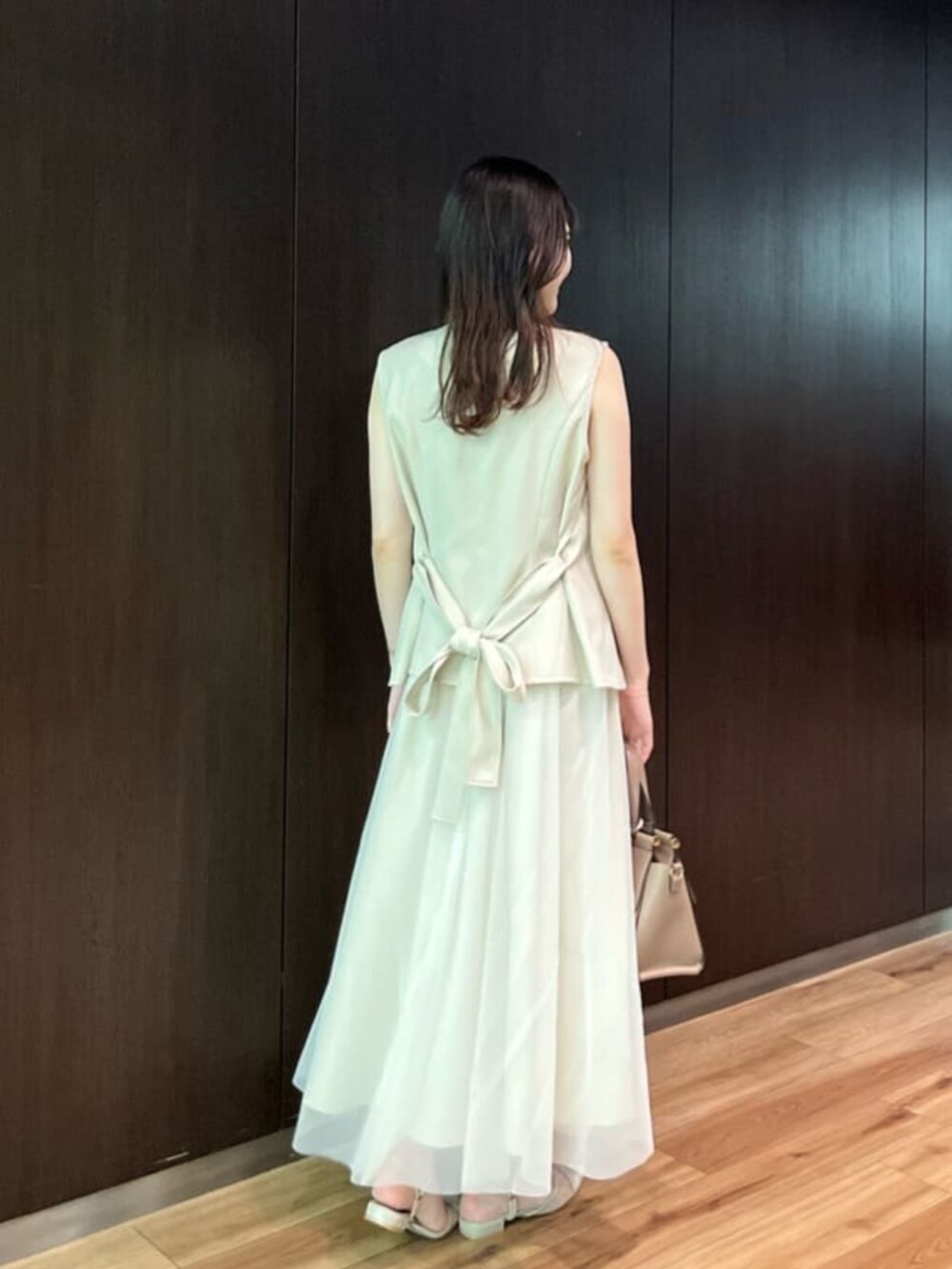 ホワイト系のワンピース、ブラウン系のショルダーバッグを着用したレディースの夏コーディネートの4枚目の写真