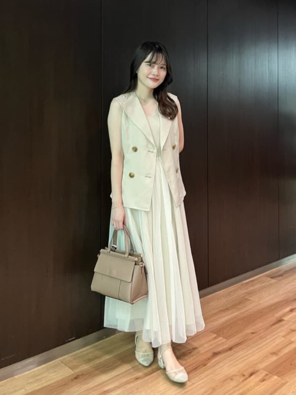 ホワイト系のワンピース、ブルー系のTシャツ/カットソー、ブラック系のショルダーバッグを着用したレディースの夏コーディネートの3枚目の写真