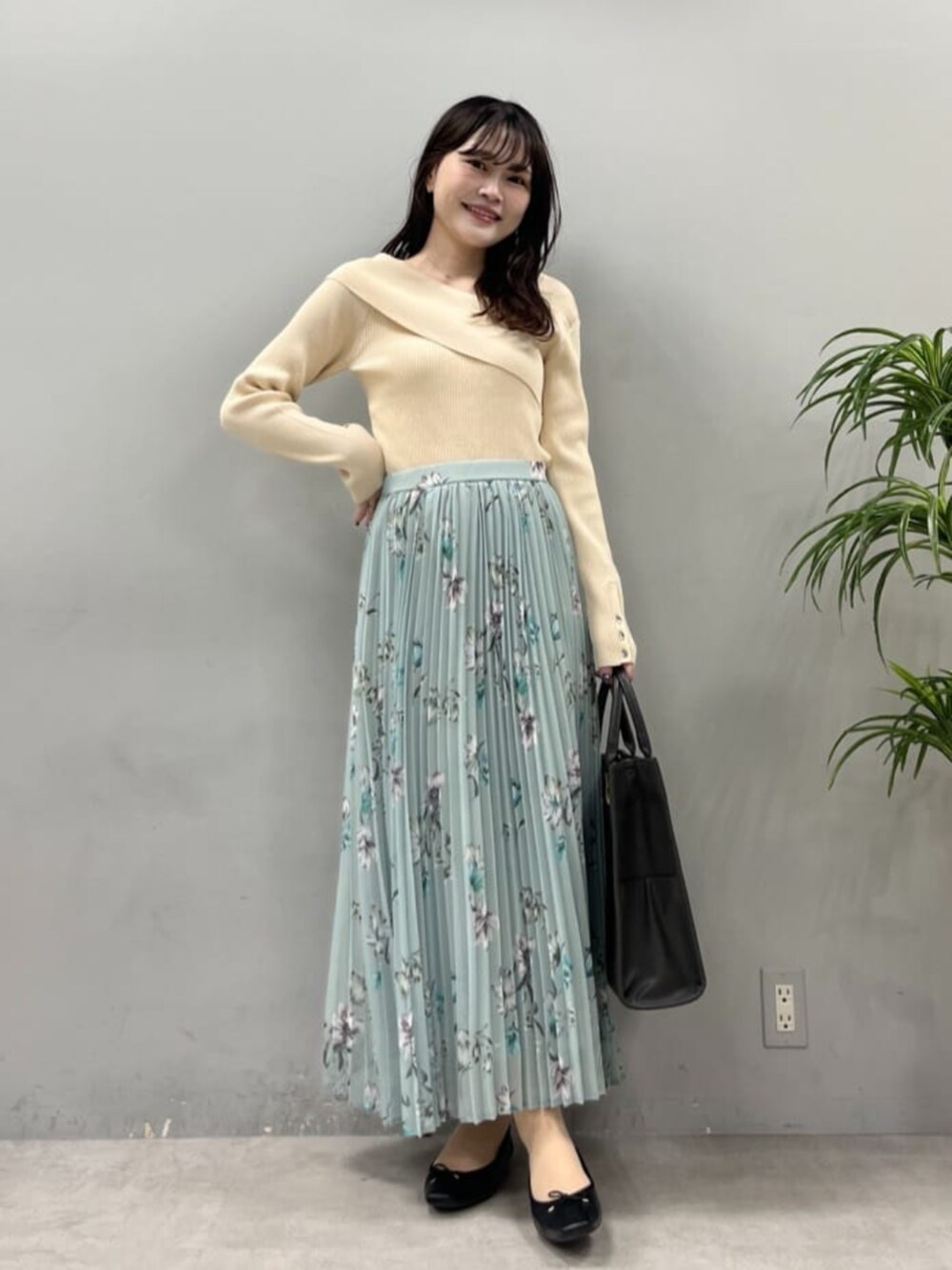 ブラック系のショルダーバッグ、ホワイト系のニット/セーターを着用したレディースの夏コーディネートの2枚目の写真