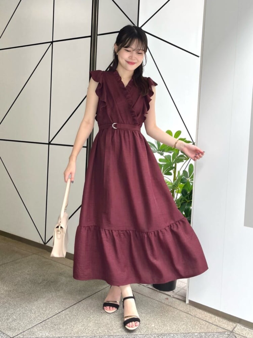 レッド系のワンピース、ブラウン系のワンピース、ベージュ系のワンピースを着用したレディースの夏コーディネートの7枚目の写真