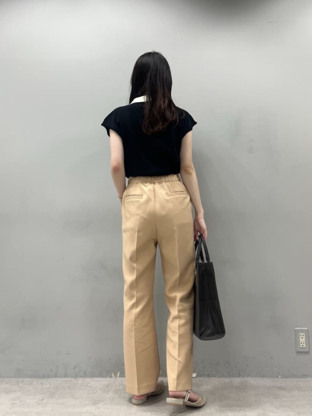 ブラック系のショルダーバッグを着用したレディースの夏コーディネートの4枚目の写真