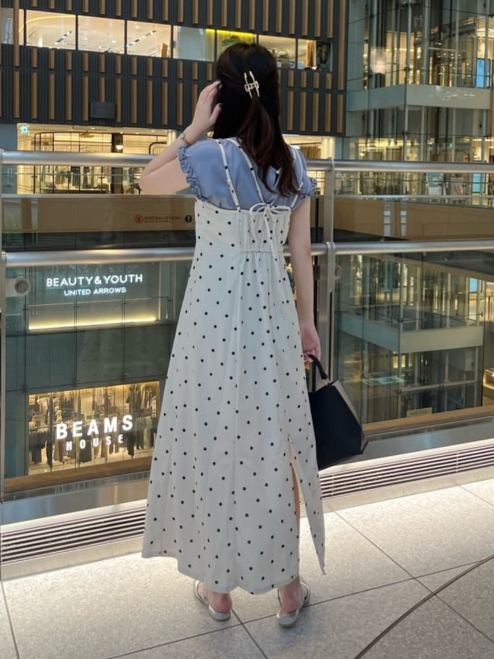 ブルー系のシャツ/ブラウス、その他のワンピースを着用したレディースの夏コーディネートの4枚目の写真