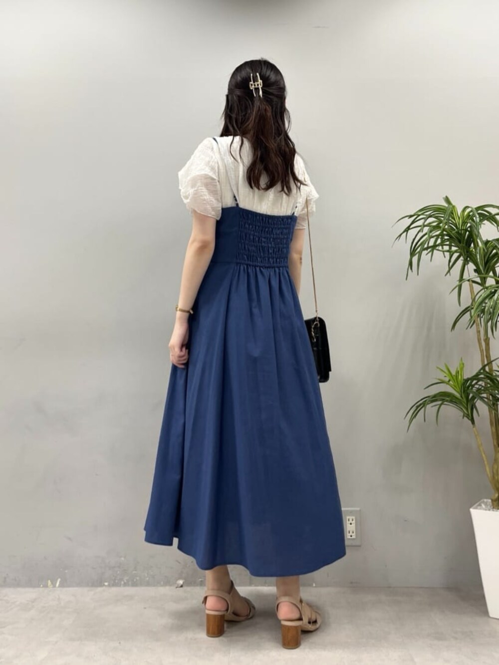 ブルー系のワンピース、ブラック系のショルダーバッグ、ホワイト系のシャツ/ブラウスを着用したレディースの夏コーディネートの4枚目の写真